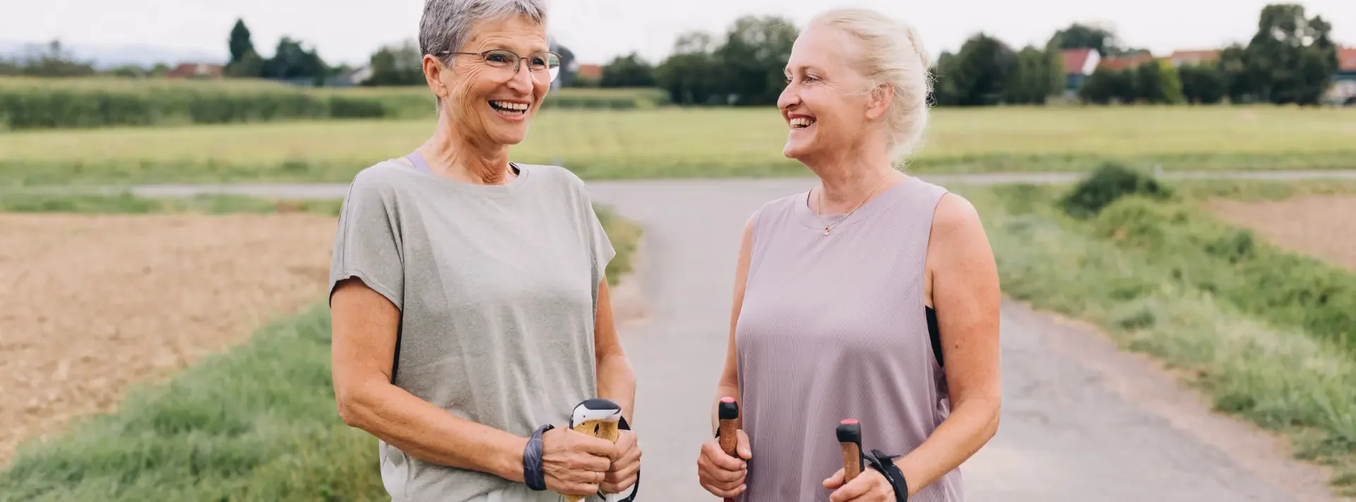 Två seniora kvinnor på promenad tillsammans